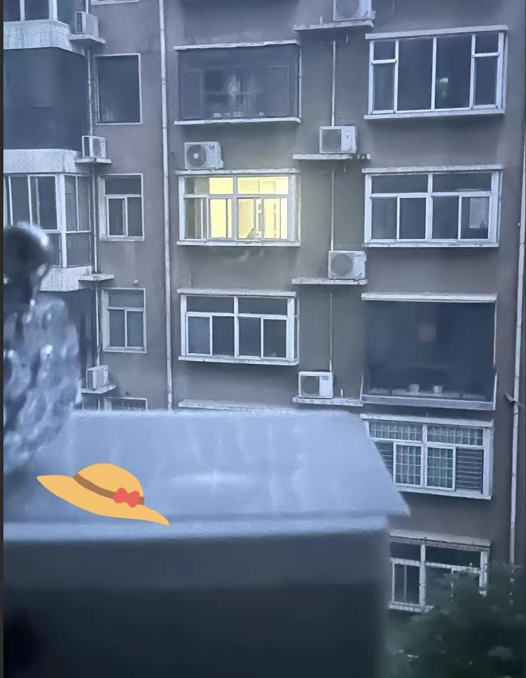 对面23楼从2016年开始就夜里不关灯，持续了七年。后来22楼也跟着整晚亮灯，两