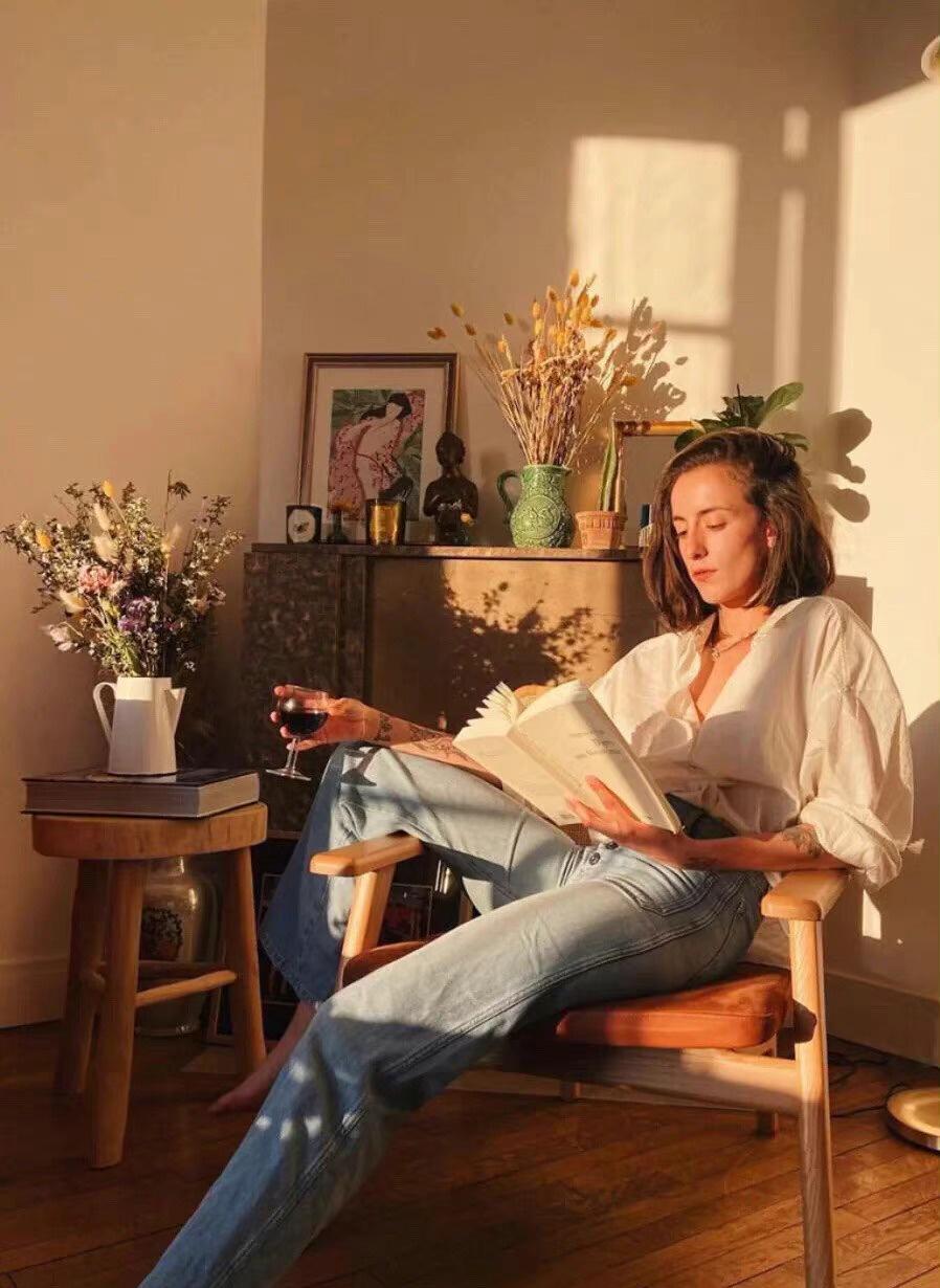 女生废话不多、说话简洁、一语中的，真的挺高价值的。因为话多≈焦虑。1、你