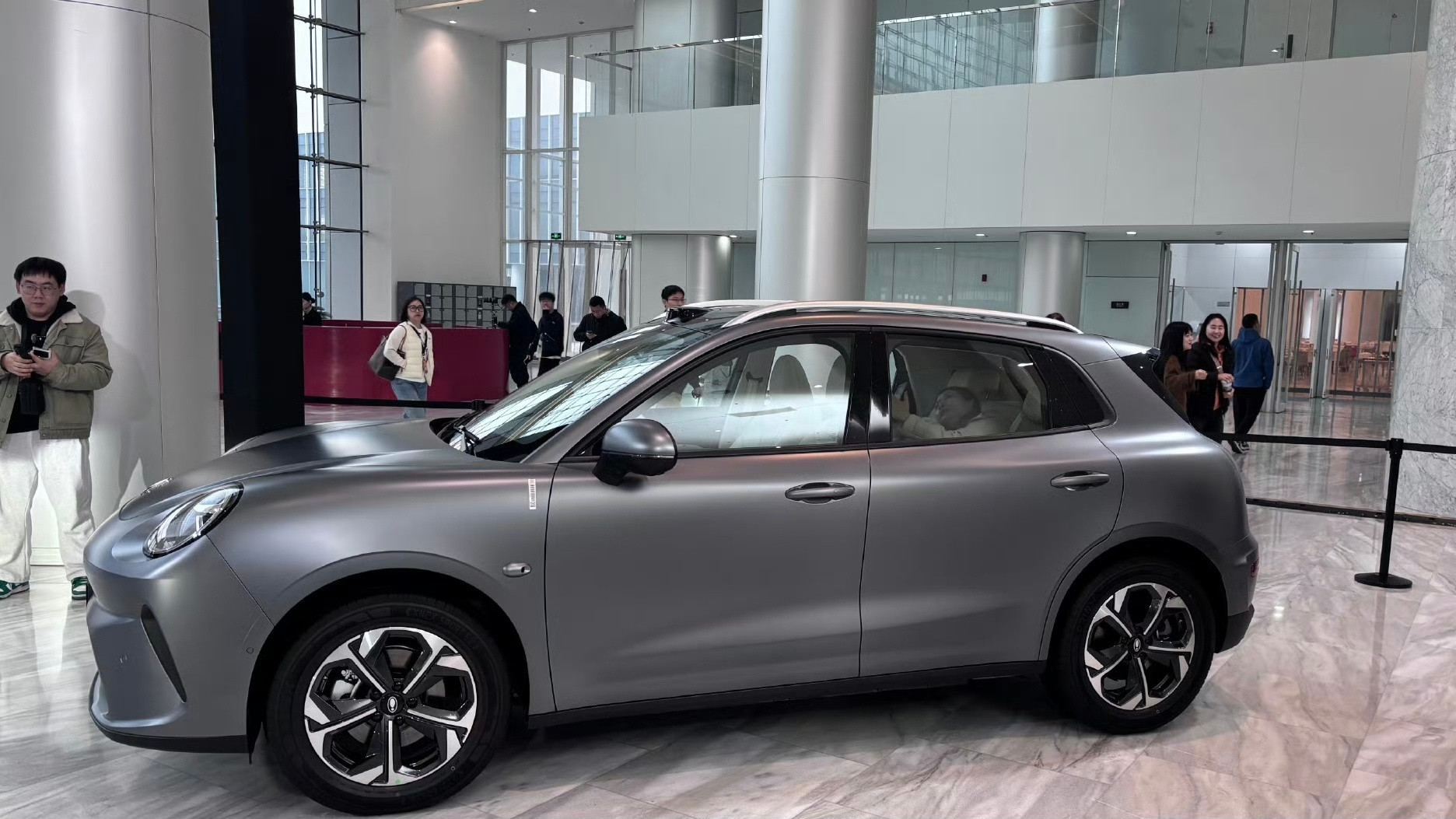 欧拉5，你还是太懂女人了！可爱的外形加上流畅圆润的车身线条，搭配简约的内饰，一眼