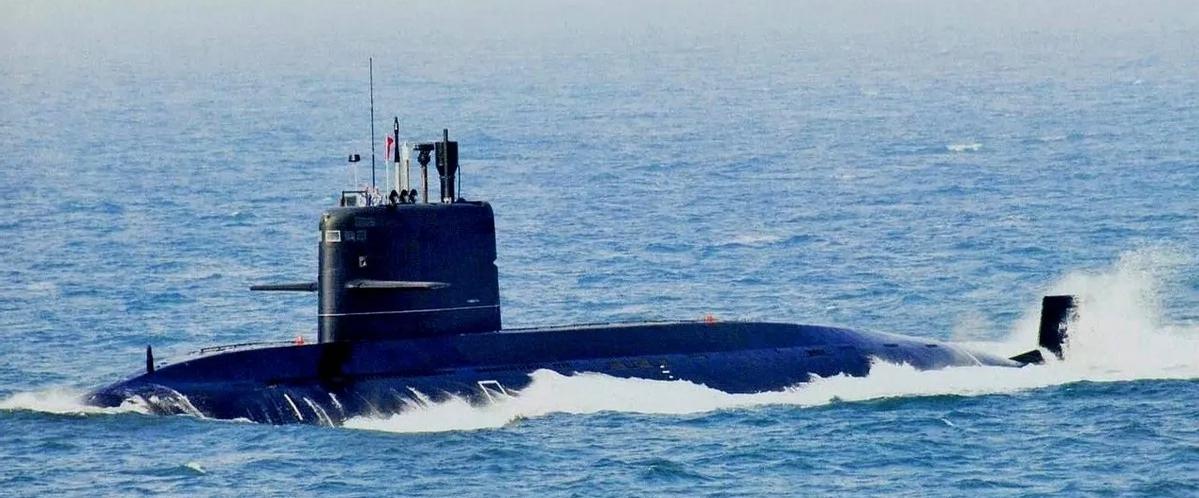 你说逗不逗，签了8艘潜艇的大单，我们吭哧吭哧在武汉给巴铁兄弟造完4艘，直接甩手跟