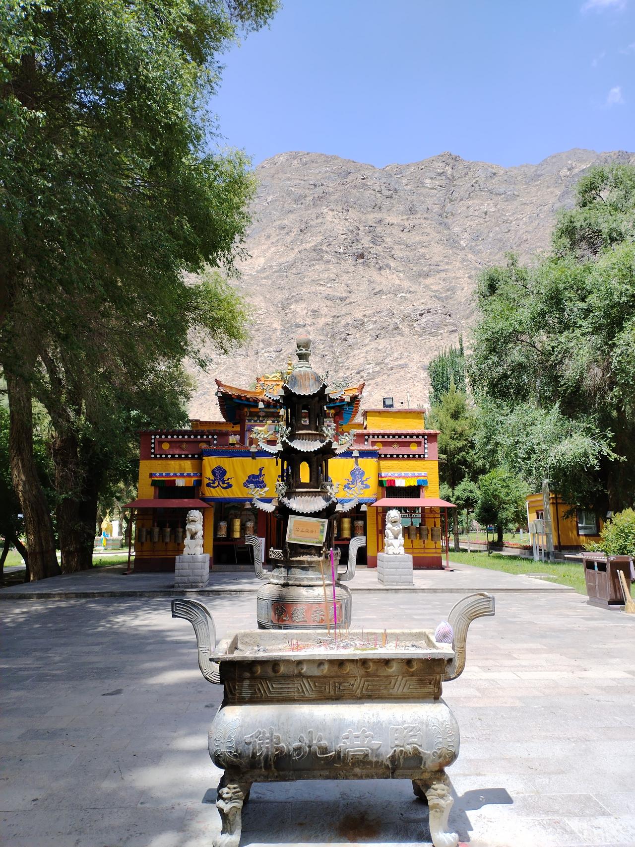 今天参观新疆的永安寺庙和小布达拉宫！感觉比城市里的寺庙更加原生态！而且非常清静！