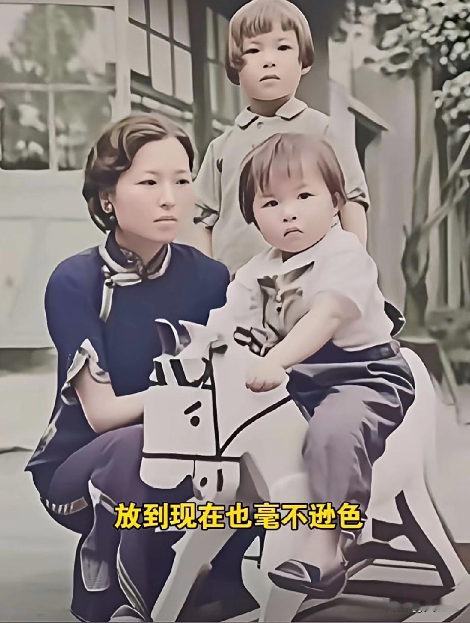 林徽因的颜值放到现在也毫不逊色，从合影就能看出来，32岁的她清新脱俗，当时一家人