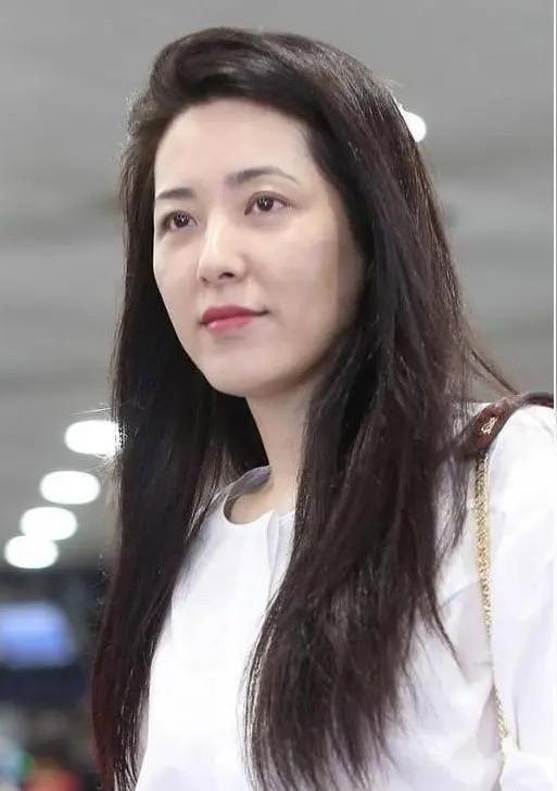 曾黎做的够绝啊！想知道偷窃曾黎徽章的工作人员处理结果是什么？其实很简单的一件事，