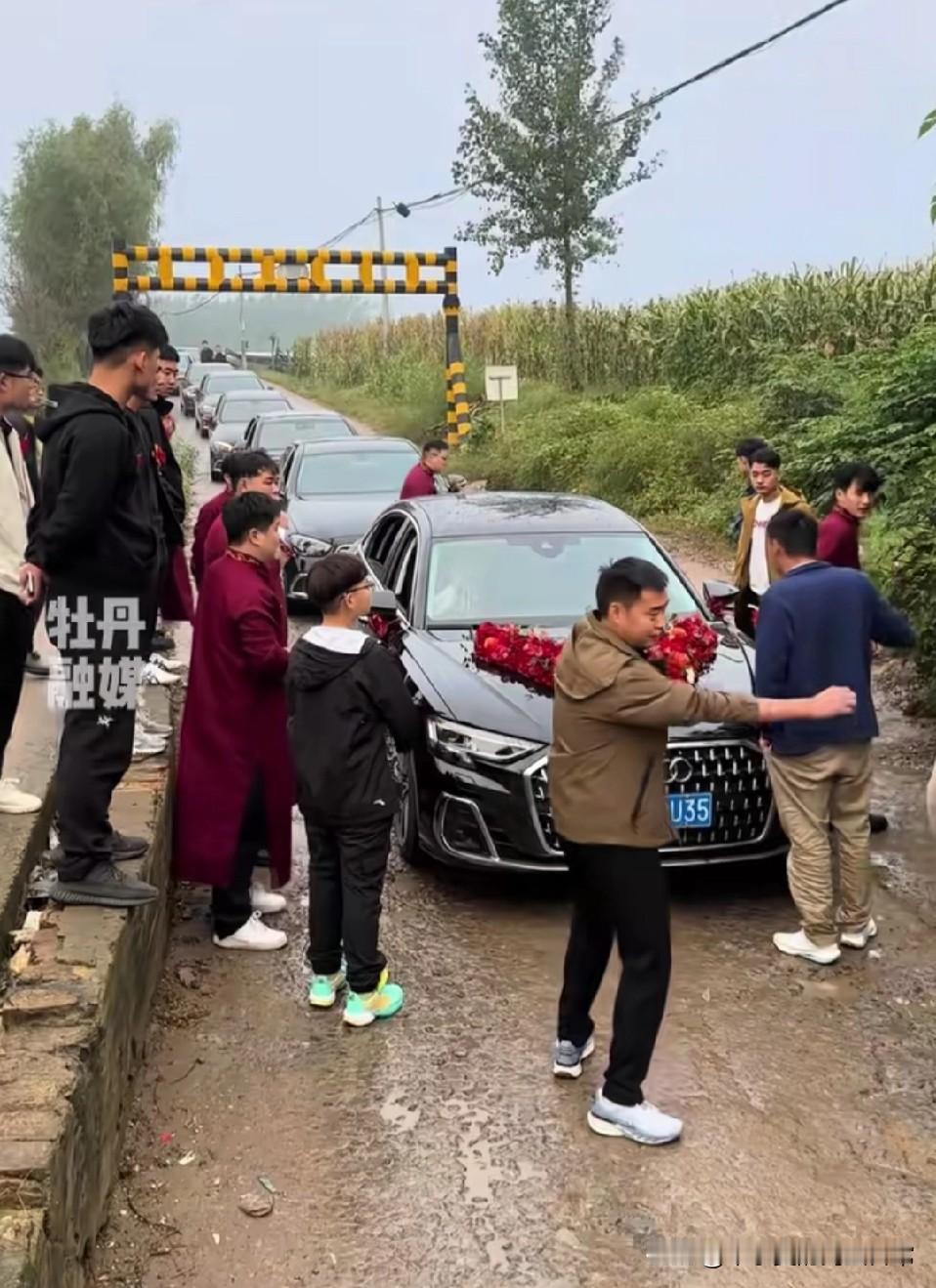 婚车碰头互不相让，干等两小时！这离谱婚车现场！两辆婚车狭路相逢，谁也不肯倒