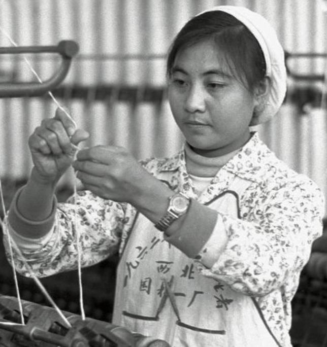1977年，吴桂贤主动辞去职务，回到西北国棉厂，可就在回到陕西的当晚，得知姐妹们