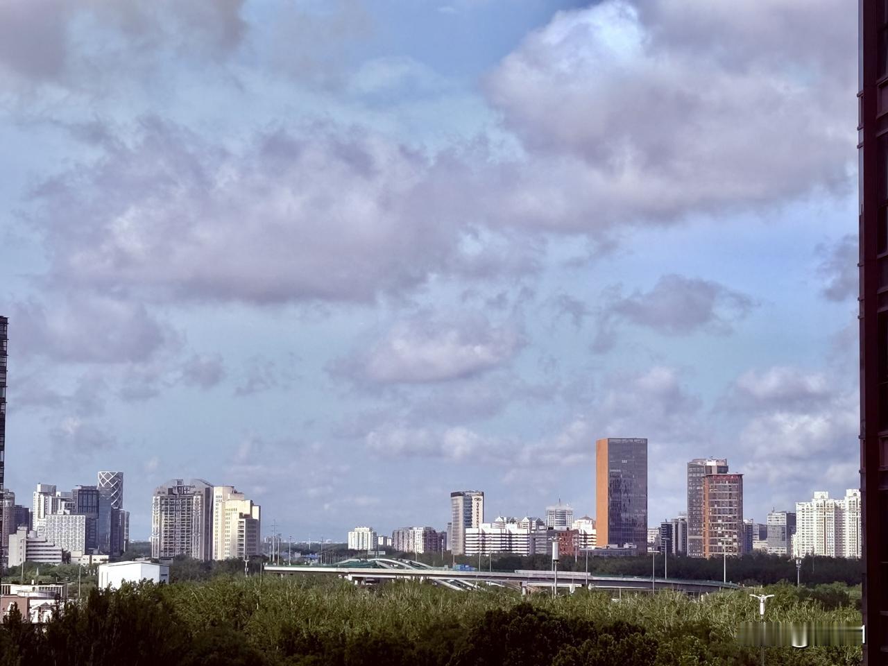 大雨刚过的北京，空气清新，蓝天白云，19°的温度刚刚好，阳光照着暖洋洋的，仿佛又