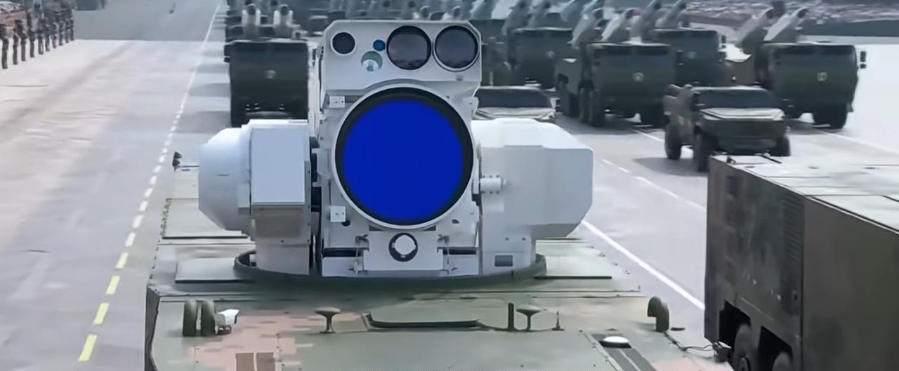 9.3大阅兵最光彩照人的是这个蓝色的“大眼睛”，说它是海军舰载武器，但装在车上可