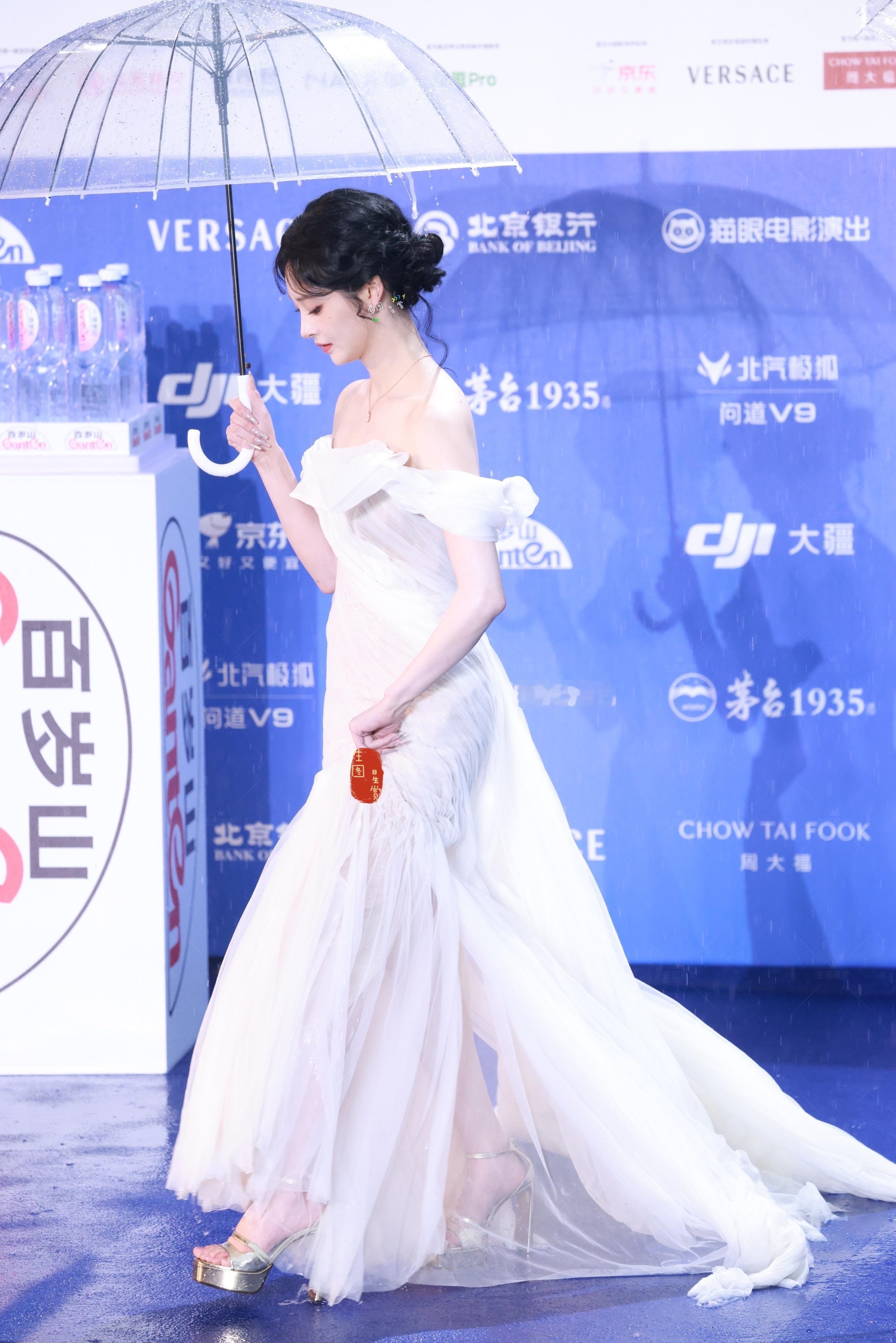 淋了雨的周洁琼，玉软花柔🤍北京国际电影节开幕式红毯生图掉落