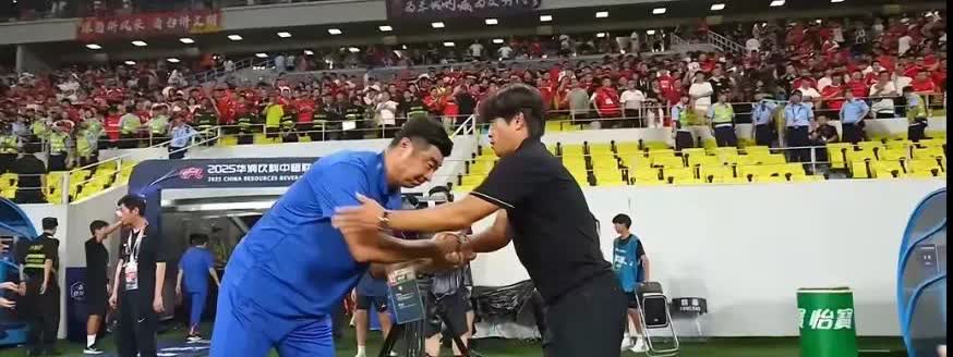 成都蓉城继续追分，其实这场球真看出了友谊，大雷失误吃红蓉城球迷也不愿意，后面两队