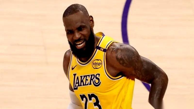 讲个有点吓人的事儿。詹姆斯，常规赛加季后赛，总得分，51000了。我看到这个