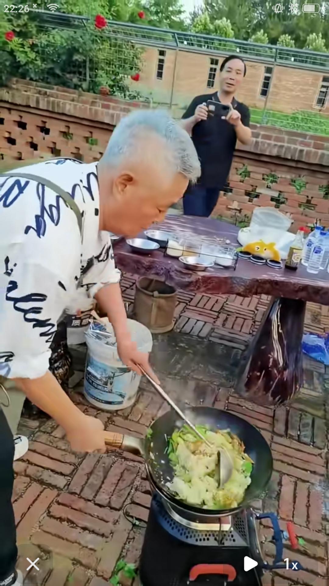 【近日，本山大叔在东北自己的农家小院展示厨艺，亲自下厨为大家烹饪东北特色菜系。虽