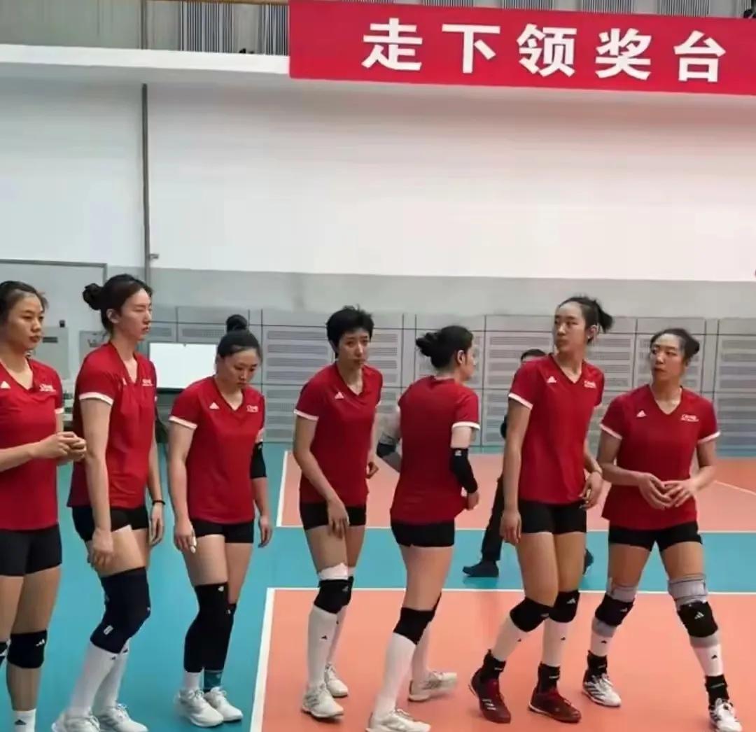 新女排组队的年龄结构与未来的新希望从年龄的角度考量，中国女排国家队球员组成的架