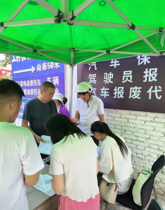 今天中午陪朋友去西安北郊太华路这里给电动车挂车牌，人太多了，我朋友今年4月份买的