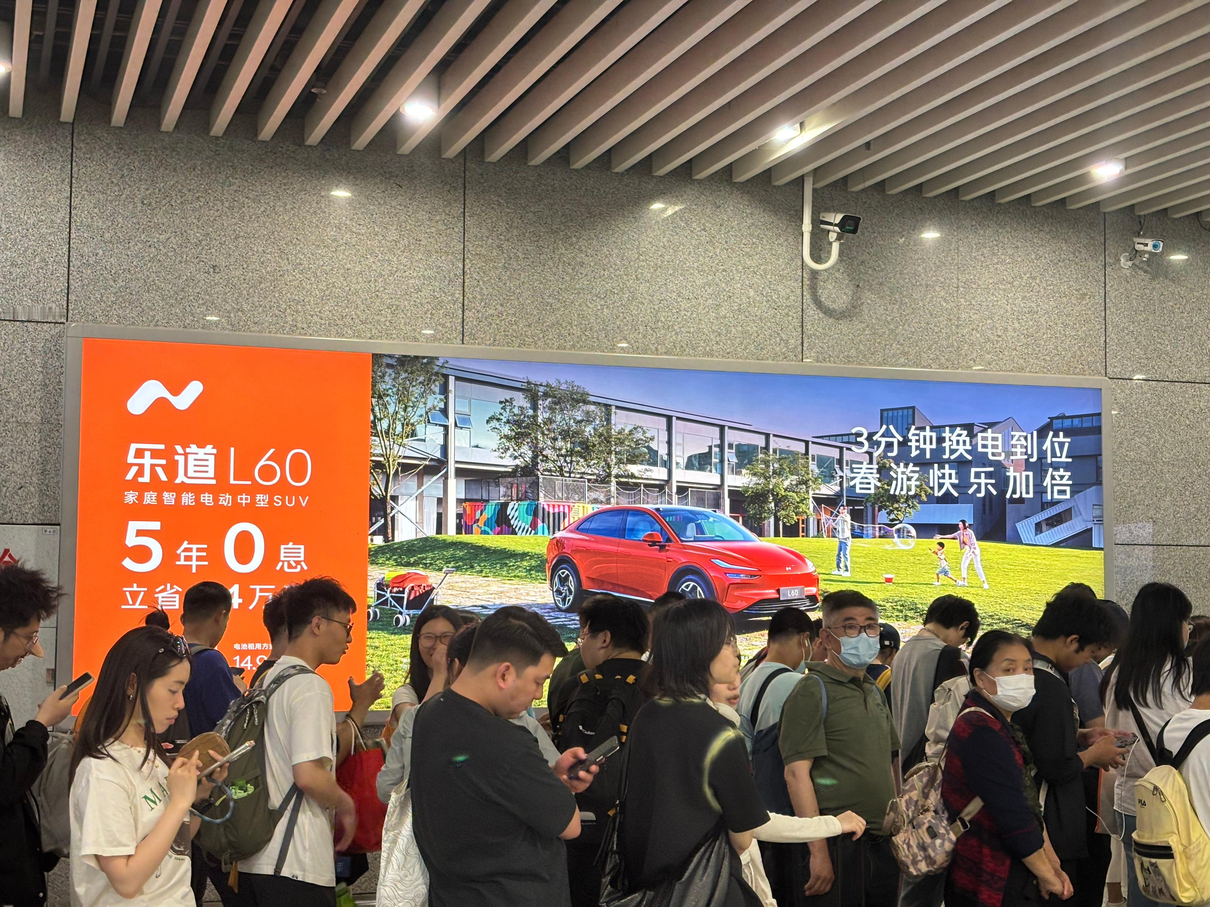 在高铁站这样人流密集的地方，投放广告的收益远高于让财经媒体写个软文，让数码媒体做