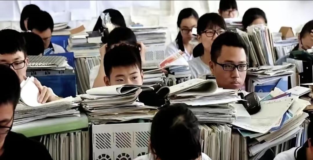 1月1日，教育部发了通知，全国中小学不准再买校外的商业试卷。以前常见的“周周测”