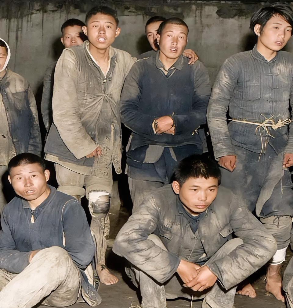 1948年，被捕的上海江湾区的游击纵队队员们。在拍完这张照片后不久，他们全部英勇