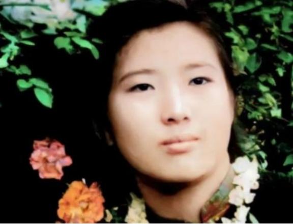 1955年，武汉女大学生吴明珠，放弃了城里的工作，趁父母不注意，连夜逃往新疆，父