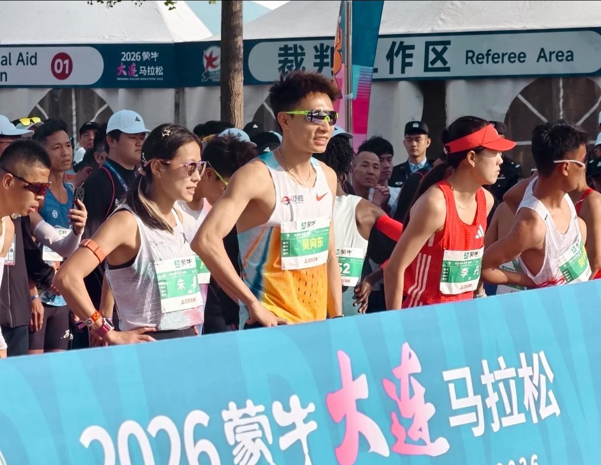 2026大连马拉松热血收官，国内精英跑者赛场表现格外亮眼！赛事开局，吴向东