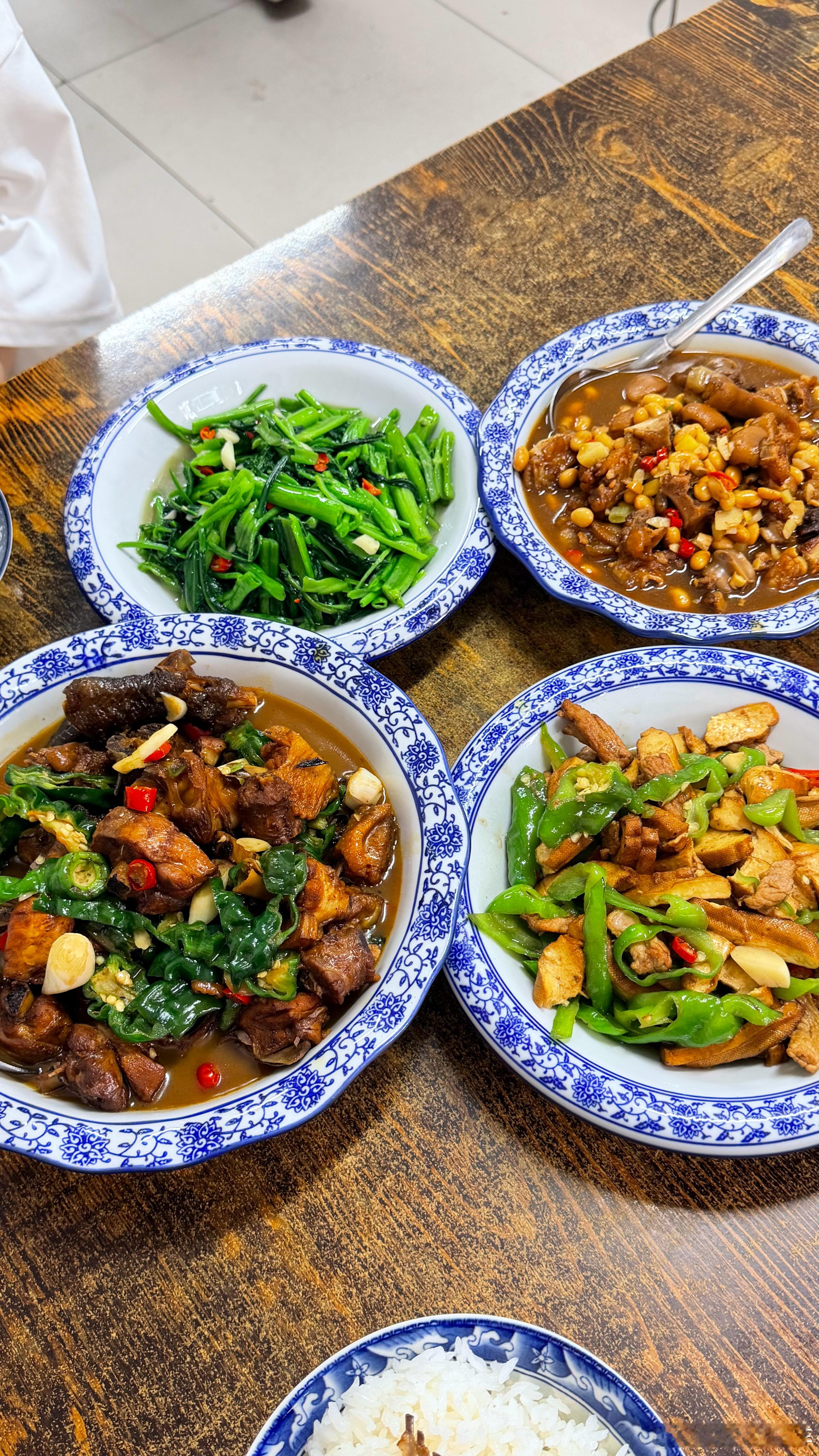 青岛美食周末化身美食博主来探一家在李沧的江西菜，算是一家苍蝇馆子，很正宗的江西