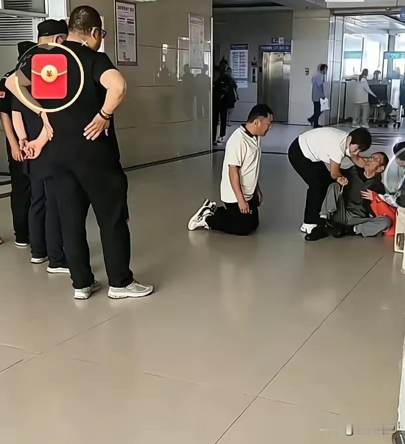 医院最戳心的一幕：父母最怕拖累，子女最怕遗憾今天去医院，撞见了这辈子忘不掉
