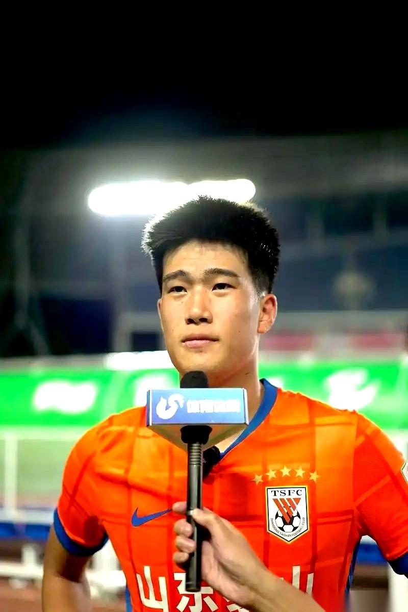 说真的，我有点恍惚。一个21岁的小伙子，叫彭啸。直接被扔到中超，当后防核心使