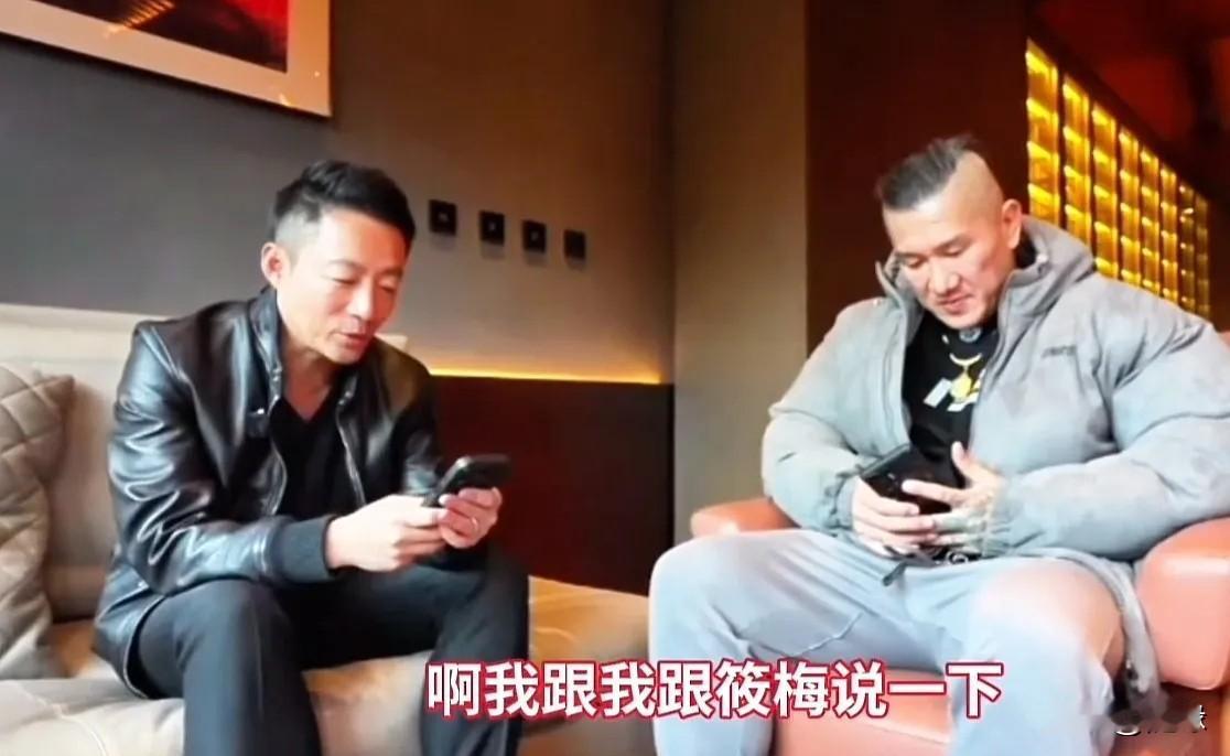 汪小菲果然是宠妻狂魔！他带馆长四合院餐厅吃饭，屁股刚坐赶紧拿出手机，说要联系一