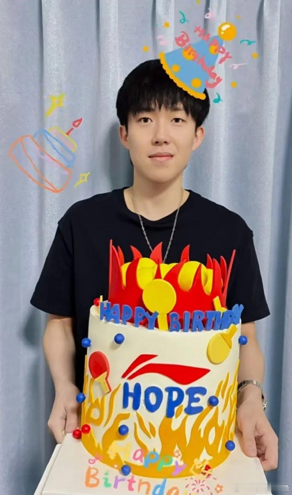 王楚钦这照片真的好小女孩啊，我看有人把他这个生日跟别人放在一起，一对比，那个脸那