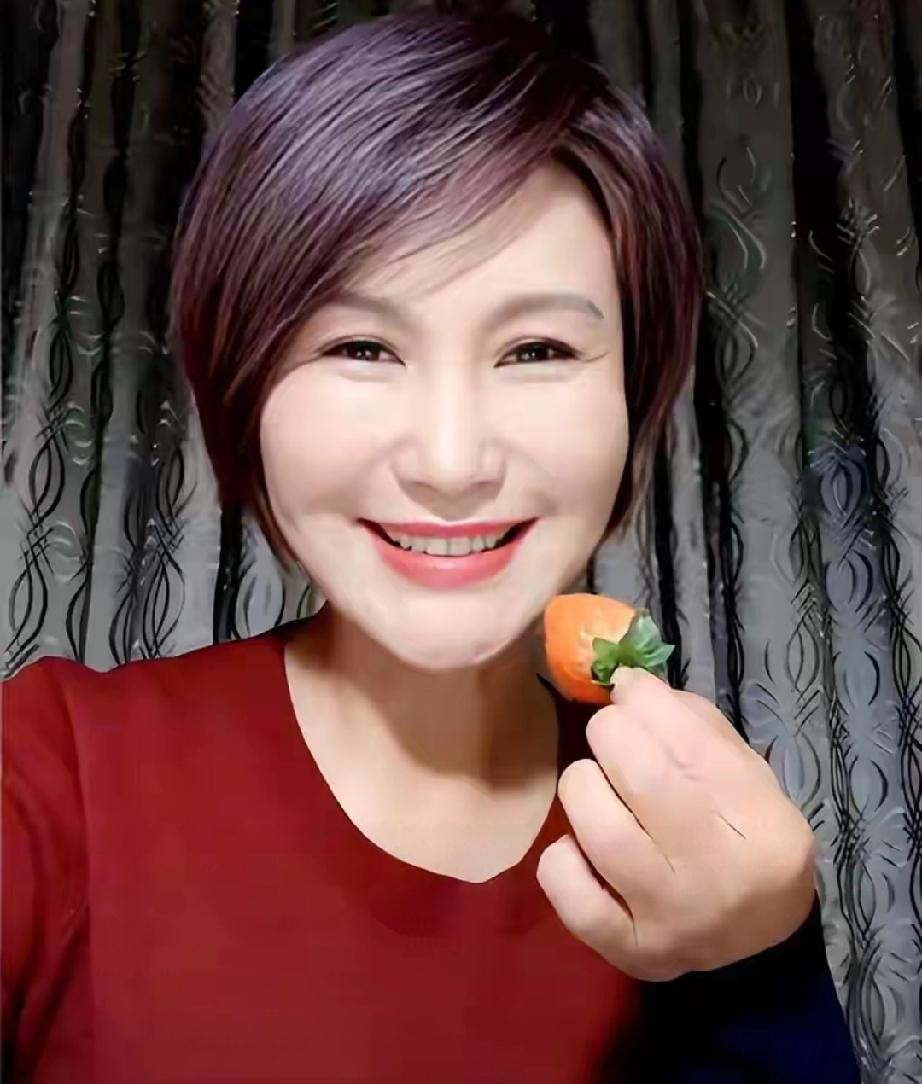 58岁王茜清明扫墓！挚爱导演离世12年，至今单身守着女儿过一生5