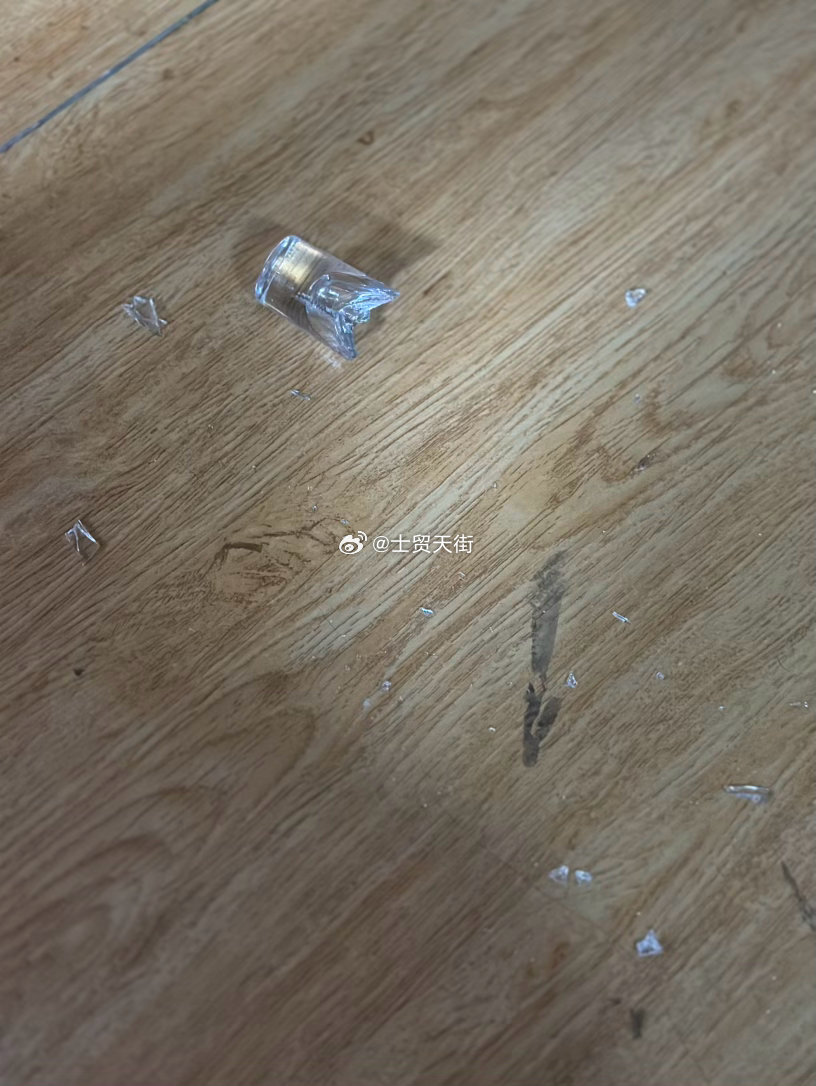 呀！把先生的酒盅打破了…