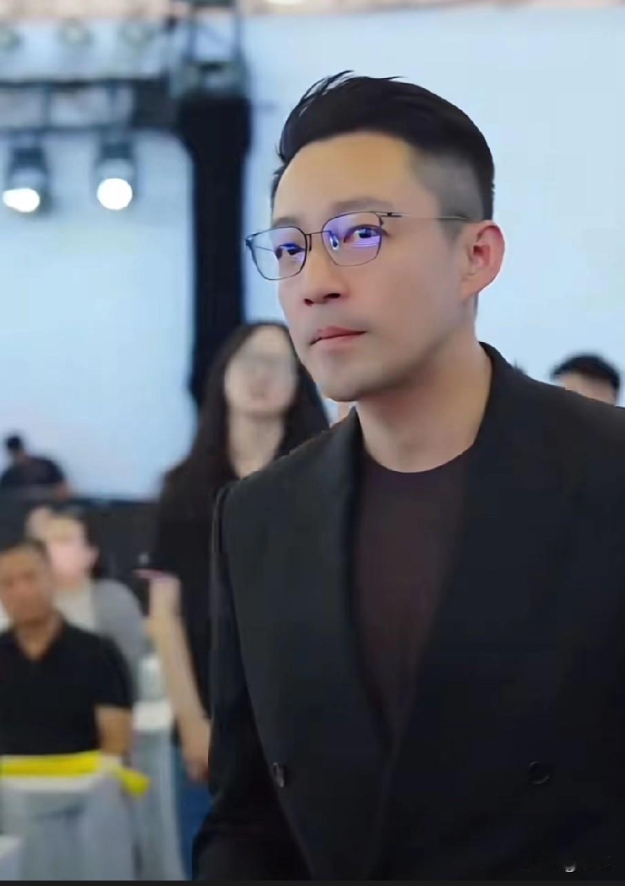 汪小菲直播，有网友问汪小菲你前小姨子得奖了，你有没有什么想说的呢。汪小菲沉默