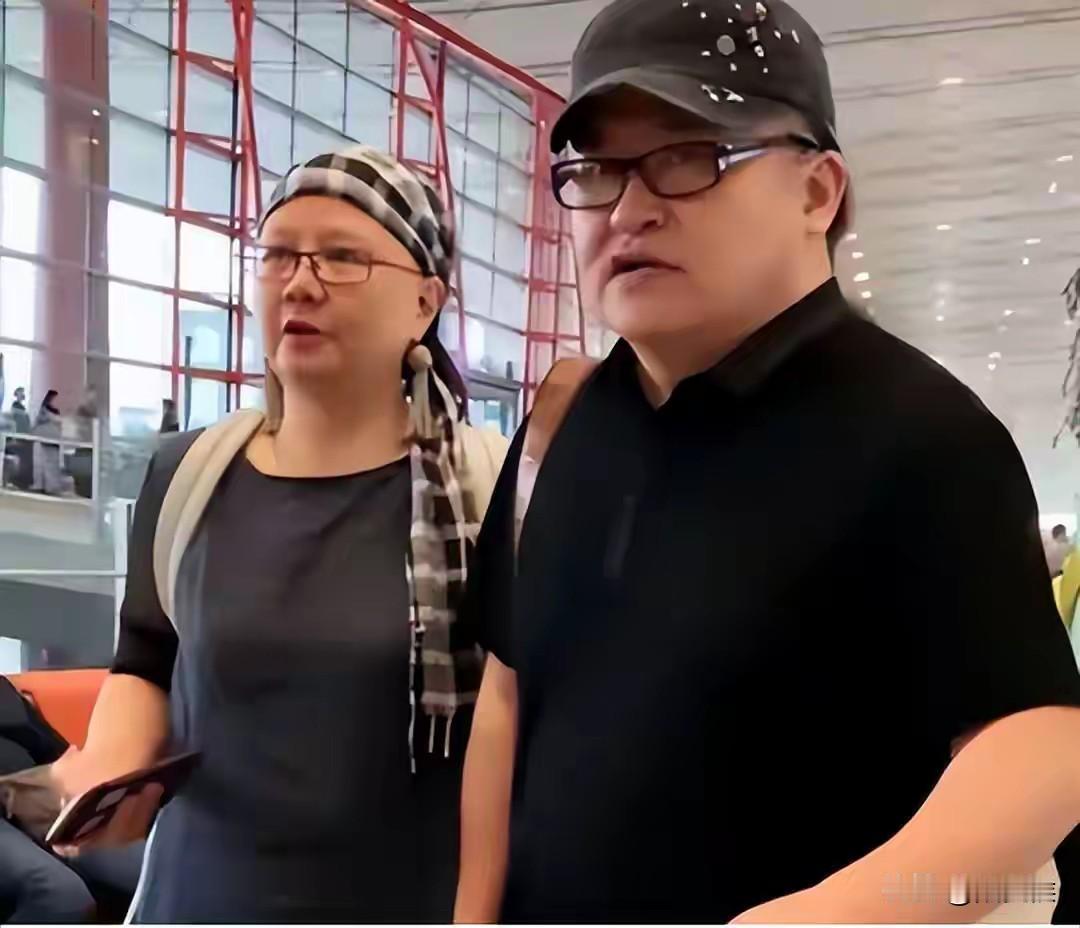 终于查明白了刘欢媳妇卢璐出席女儿婚礼为什么要带着头巾了？10月26日，刘欢