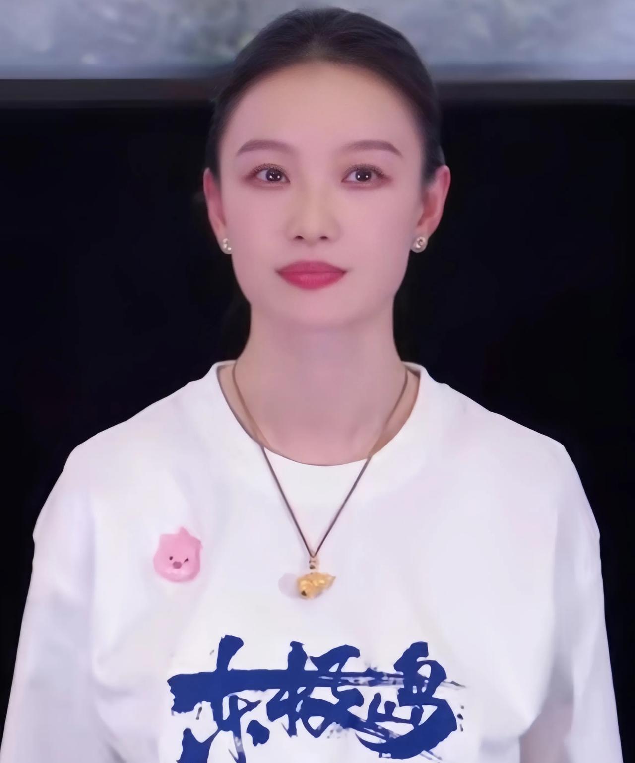倪妮亮相电影《东极岛》首映礼，一袭简约装扮登场，却难掩其出众气质与超绝松弛感，举