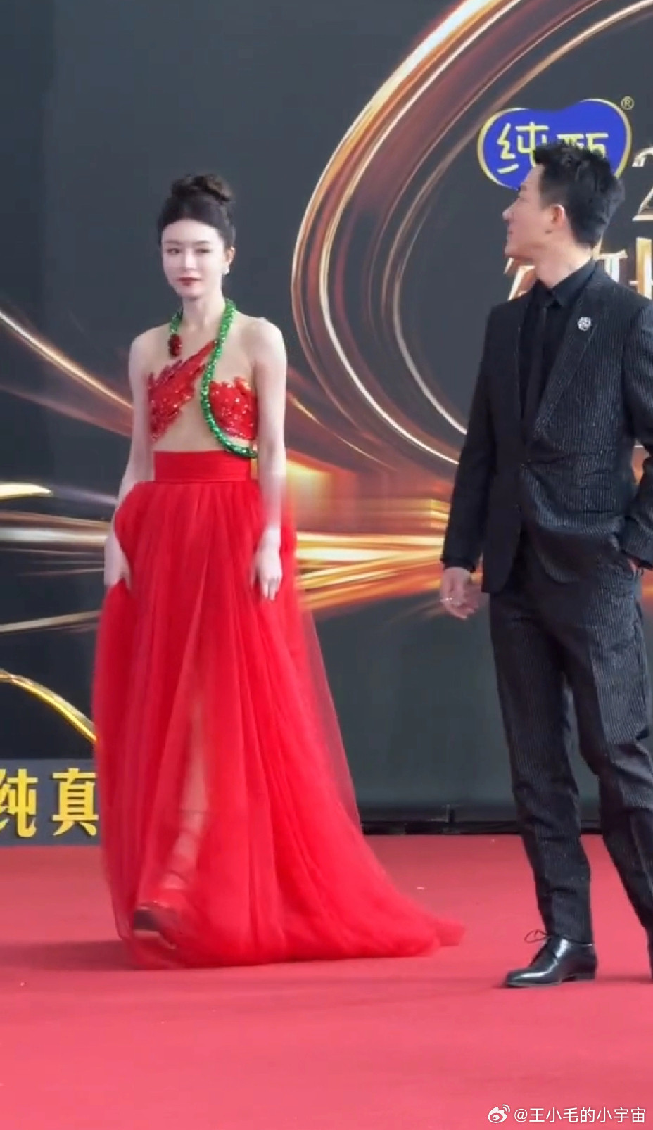 文咏珊这穿的是什么？看着像唱二人转的，这种红色的纱裙真的是一股子乡土气息扑面而来