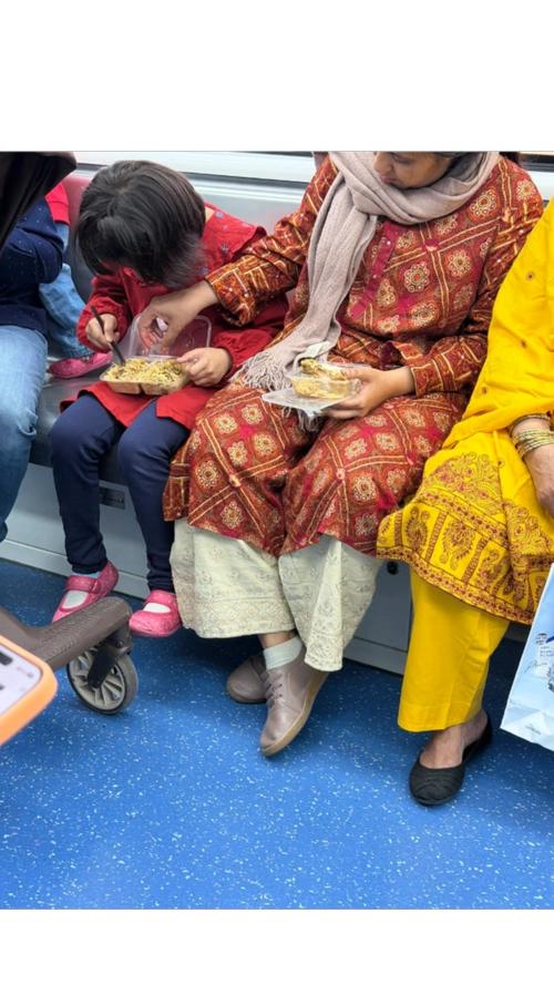 暴增！印度人“攻占”深圳？ 如果最近你在深圳地铁看到有人端着饭盒直接手抓着吃