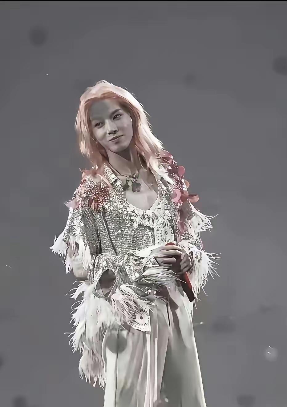 哇，他的气质越来越偏柔美，骨子里像是藏着一份女性化的憧憬。照这个状态看，感觉他
