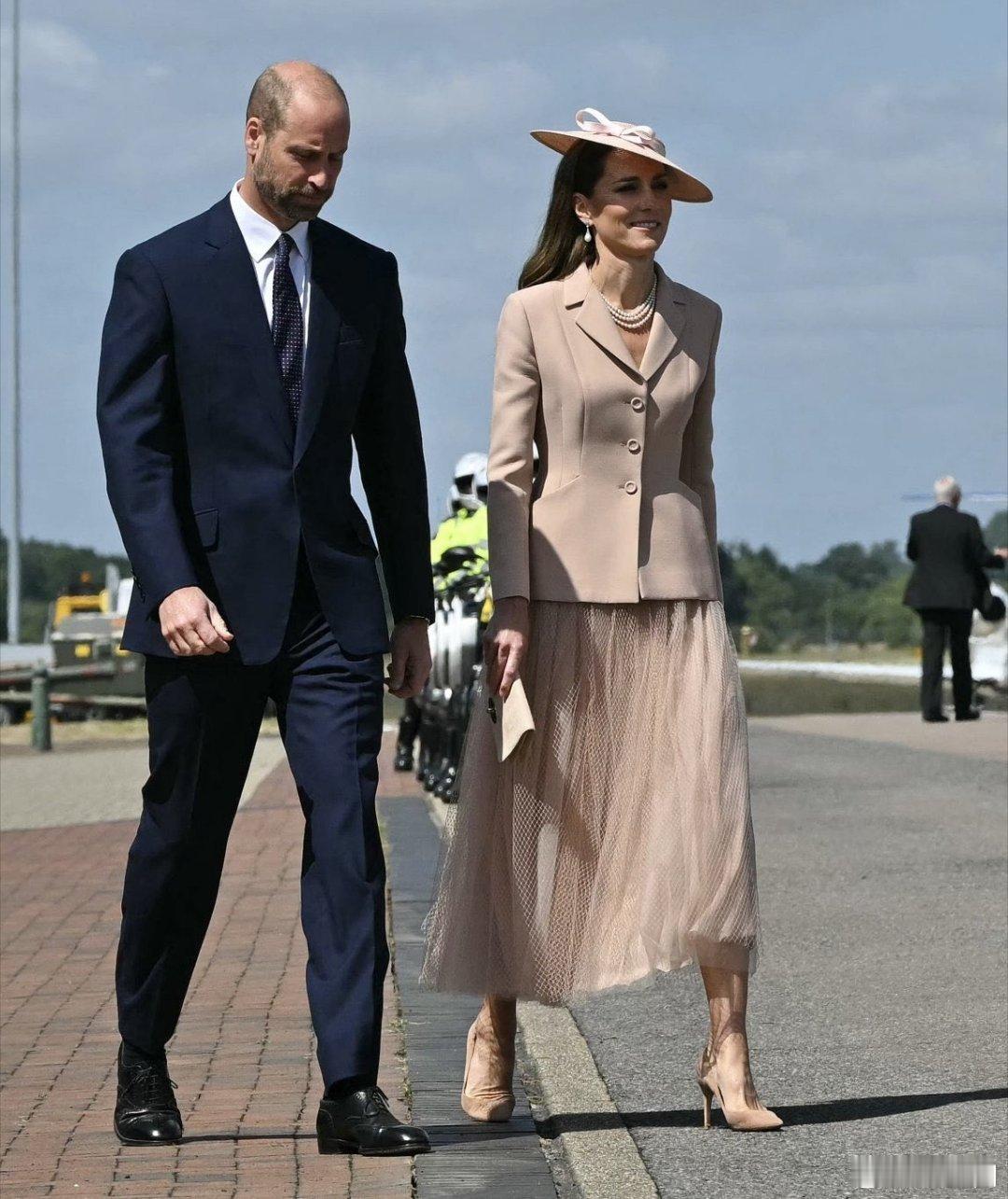 英国王室🇬🇧7月8日，威尔士亲王夫妇在英国皇家空军诺霍特基地，欢迎法国🇫
