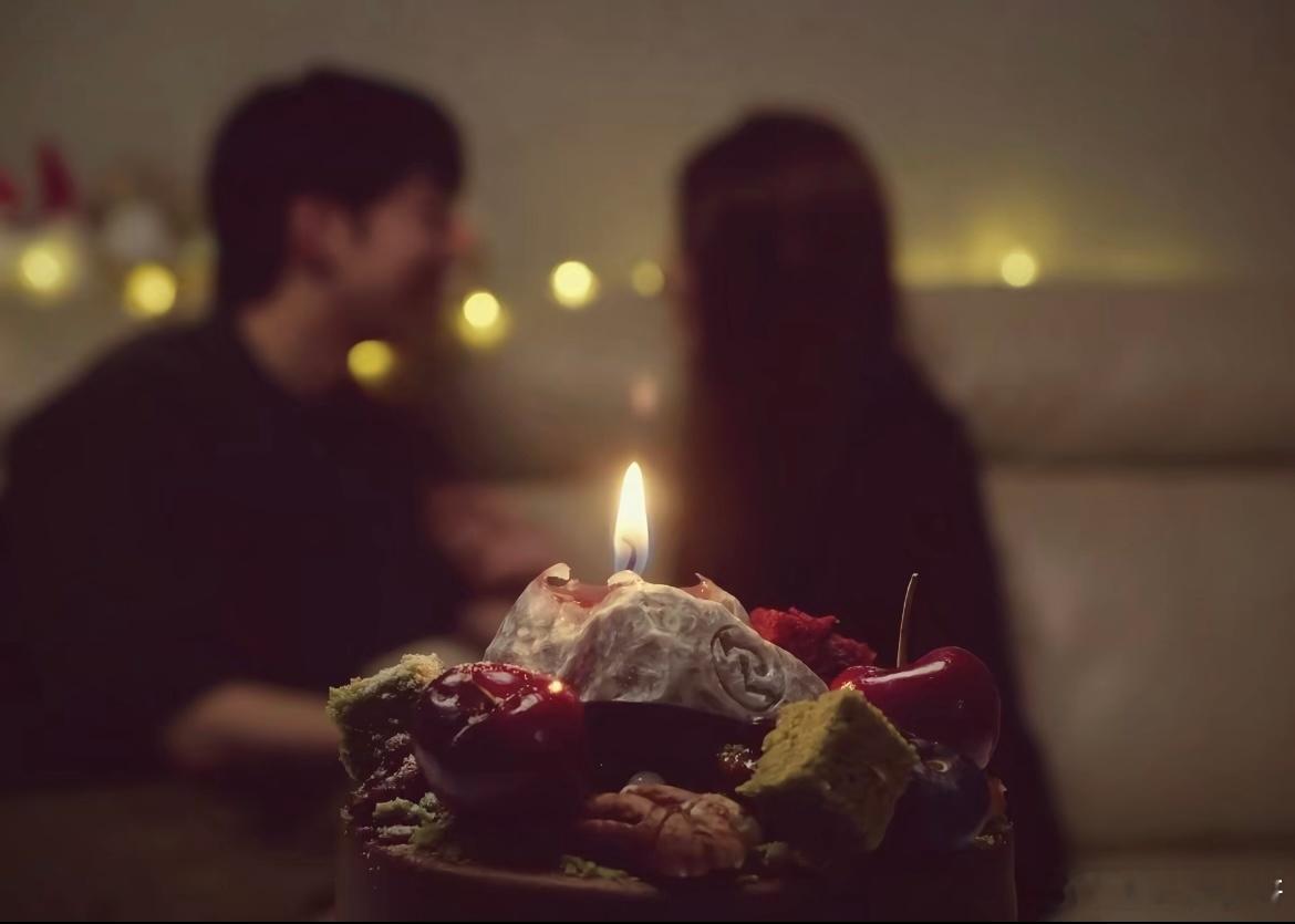 蛋糕在默默注视着我们的幸福