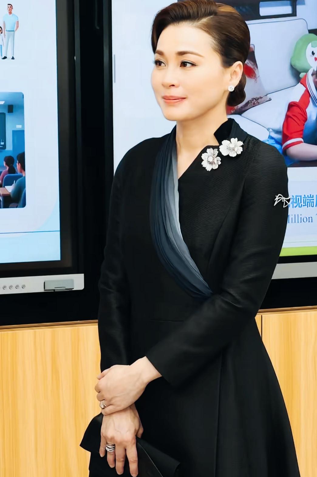 苏提达漂亮的颜值和优雅的气质，跟礼服上点缀的小花完美契合！礼服以黑色为主色调，