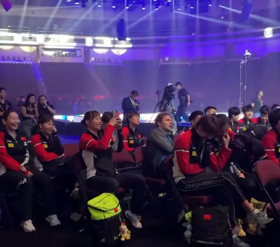 WTT美国大满贯抽签现场，国乒女队员坐在台下等待抽签结果过程中，发现国乒女队内战
