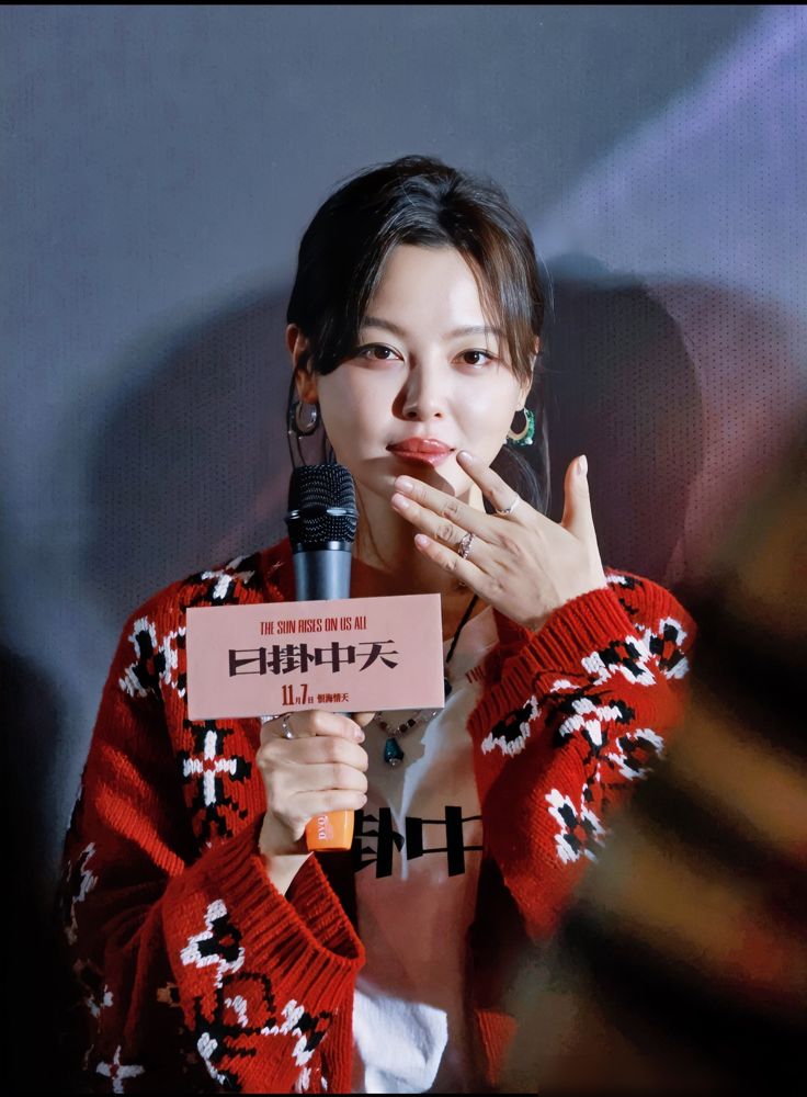 奉劝大家一句，​千万不要被辛芷蕾骗了。​你以为她是高冷御姐风。...