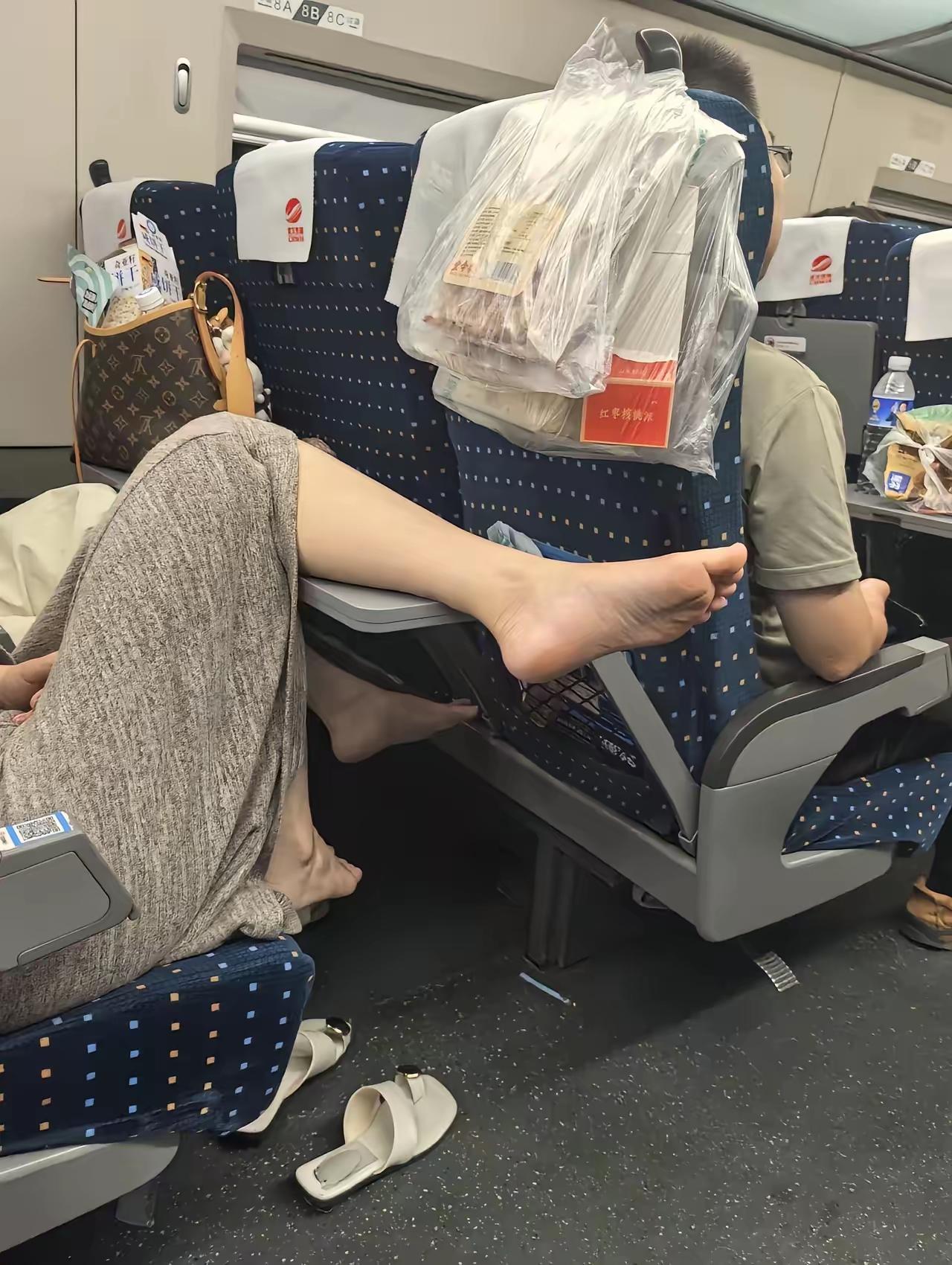 在高铁上的一幕在高铁上遇到一位中年女子，她的气质不错，刚开始聊天的时候觉得她很