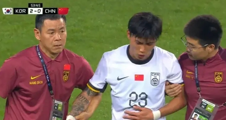 昨晚喝多了吗？国足球员谢文能比赛中突然肚子疼退场！在今晚国足与韩国的东亚杯比