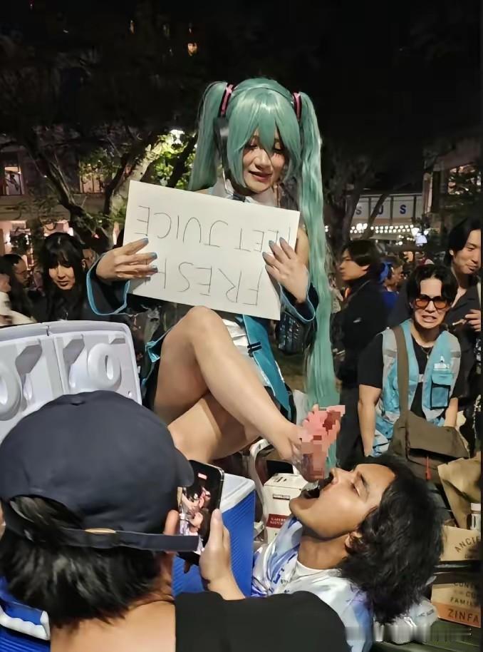 “脚”尽脑汁！加州动漫展上，不仅有动漫还有“小贩”，摆起了个摊位，售卖F