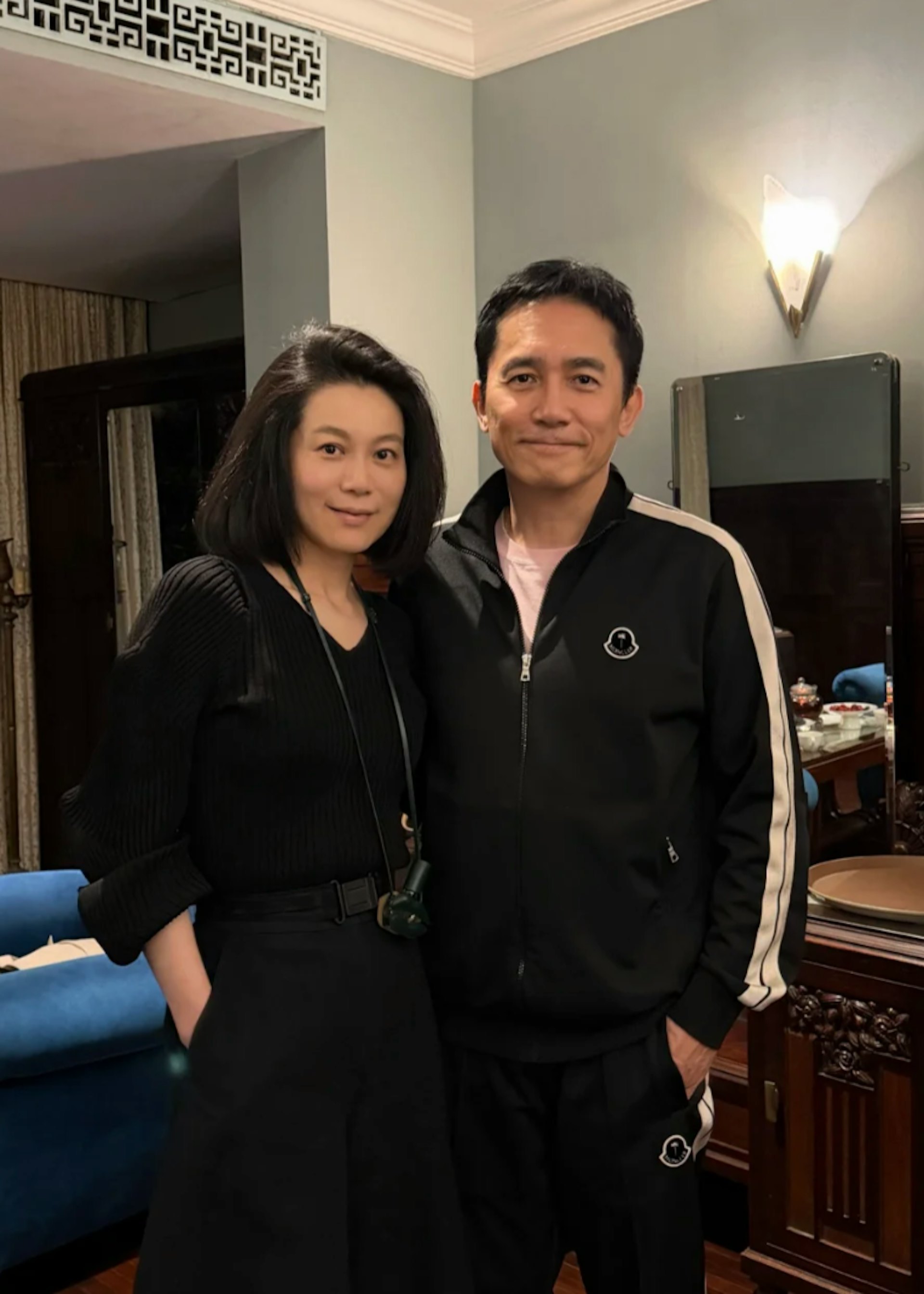 梁朝伟刘嘉玲与老友相聚。