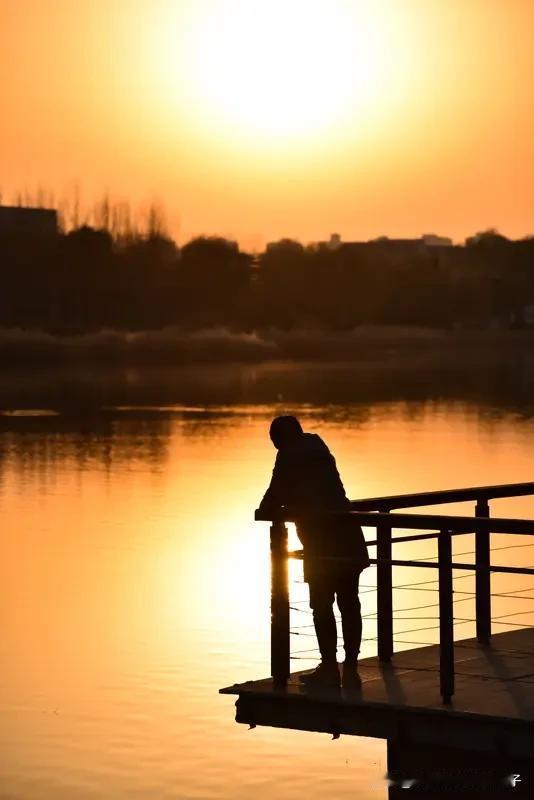 对对联这事儿，还挺有门道。就说“抬头望月月不语”这个上联，得讲究平仄对仗、字句工