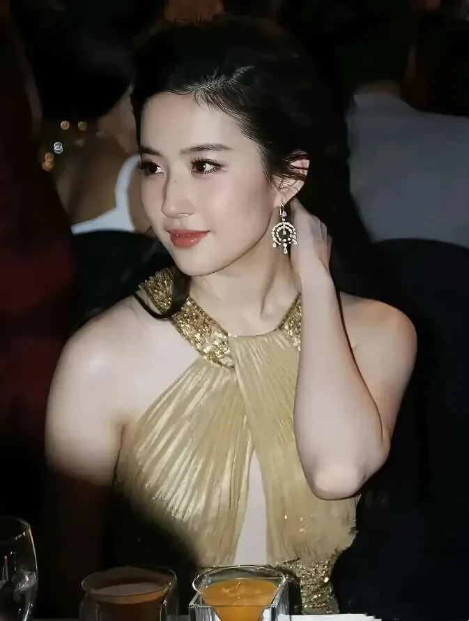 她真是太美了，比照片里的还要美！这才是倾国倾城的美，高贵，大气，自然不做作。她