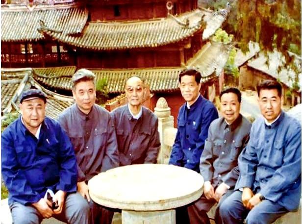 1983年,张爱萍走进绵阳山沟,跟邓稼先他们拍了张合影。那会儿没人知道,这帮