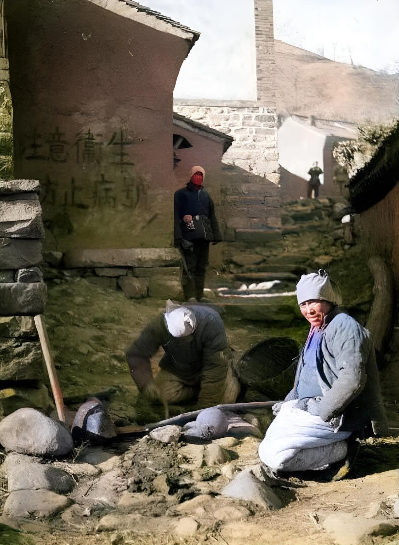 抗战时期，<em>晋察冀边区</em>的两名民兵在村口的路上埋地雷。这些地雷都是民兵亲手制作的。他