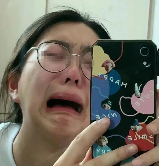 一个女大学生哭诉：“我每个月的生活费根本不够，早餐6元，午晚餐15×2，就