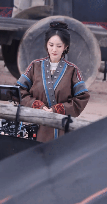 杨幂也就在刘恺威面前曾有过这么娇羞的笑容吧，紧紧抿嘴，微微歪头，一脸的欢喜压都压